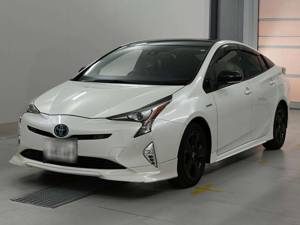 2018 Toyota Prius Sセーフティプラス ツートーン Japan auction vehicle