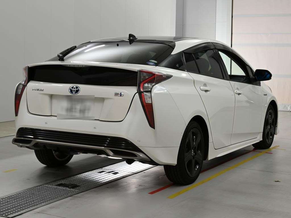 2018 Toyota Prius Sセーフティプラス ツートーン auction photo 2