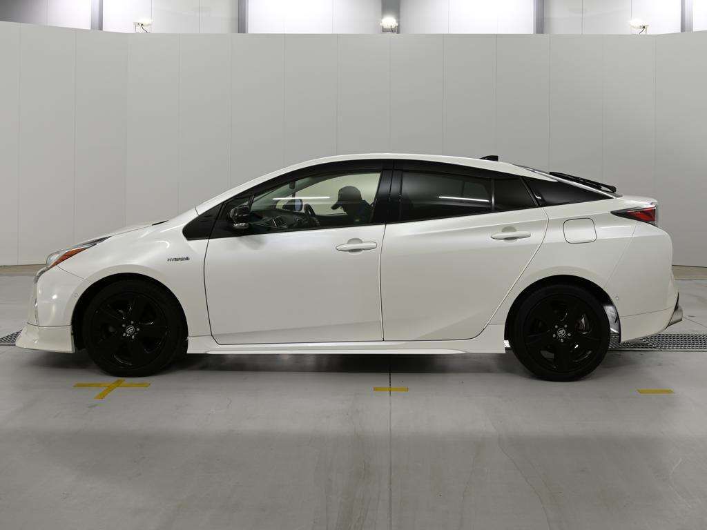 2018 Toyota Prius Sセーフティプラス ツートーン auction photo 4