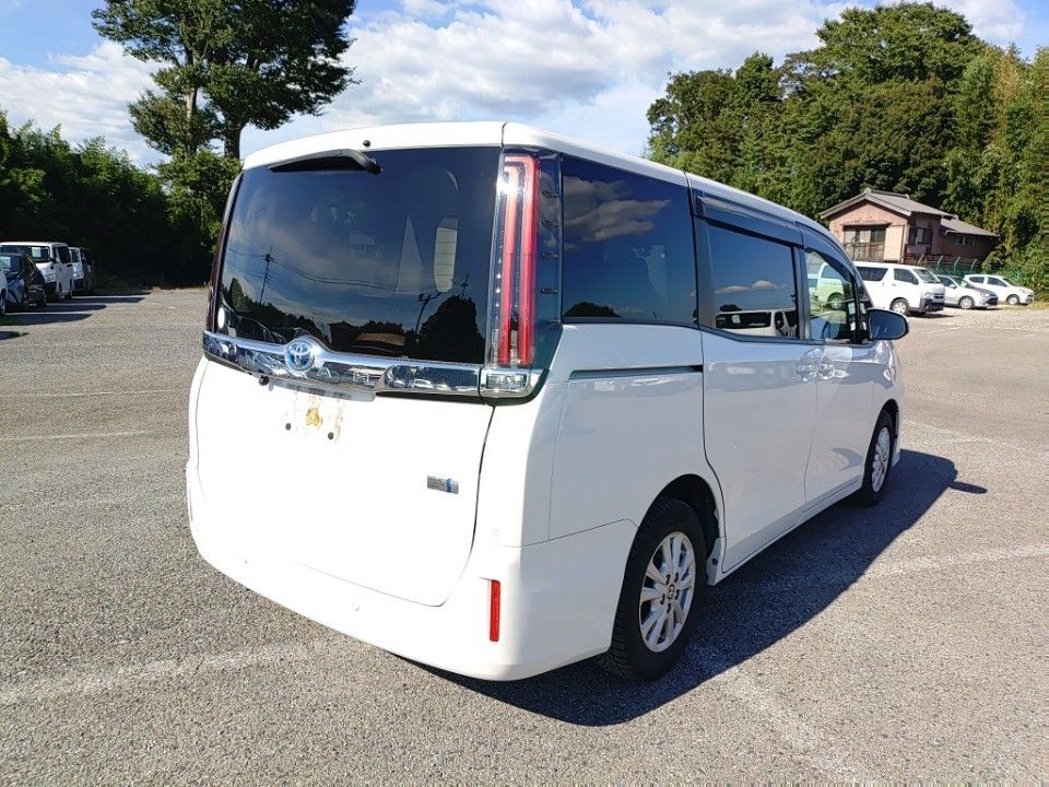 2021 Toyota Noah auction photo 2