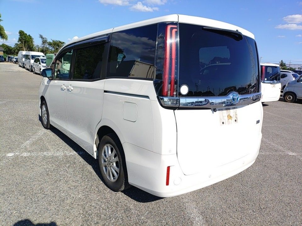 2021 Toyota Noah auction photo 6