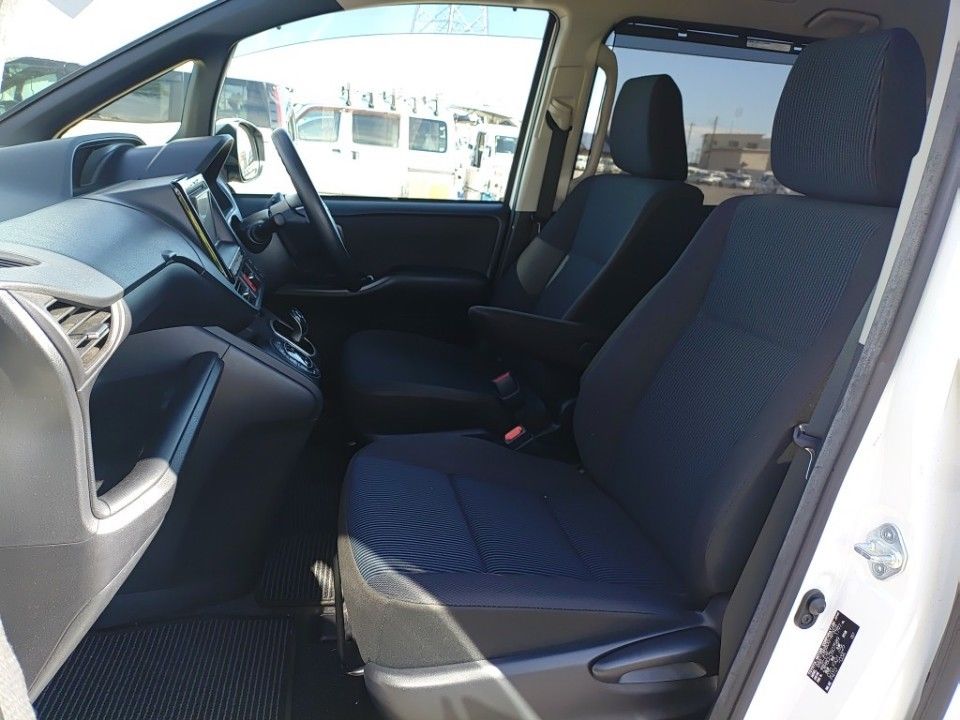 2021 Toyota Noah auction photo 16