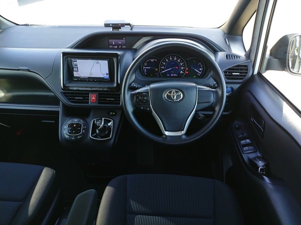 2021 Toyota Noah auction photo 3