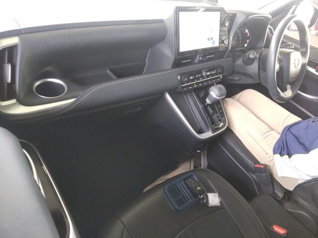 2024 Toyota Noah S-Z auction photo 3