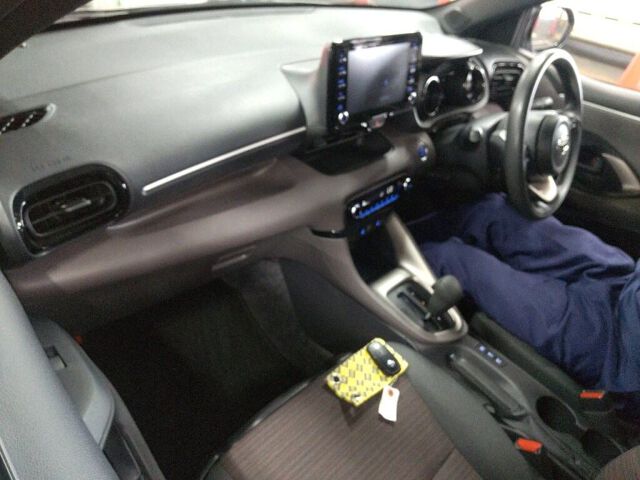 2021 Toyota Yaris ハイブリッドG auction photo 3