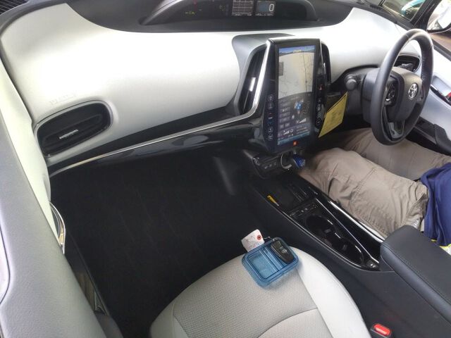 2021 Toyota Prius PHEV A Premium Navi-PG auction photo 3