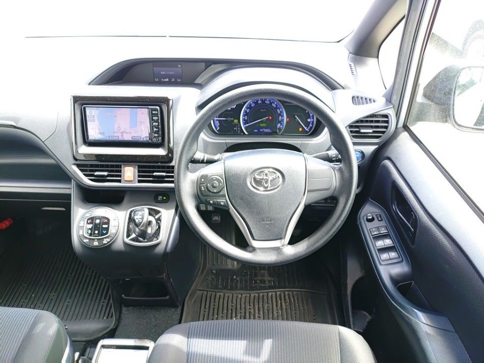 2017 Toyota Noah auction photo 3