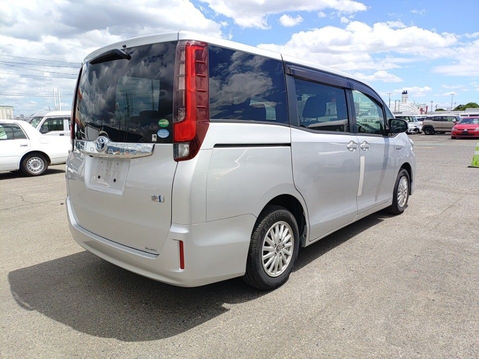 2017 Toyota Noah auction photo 2
