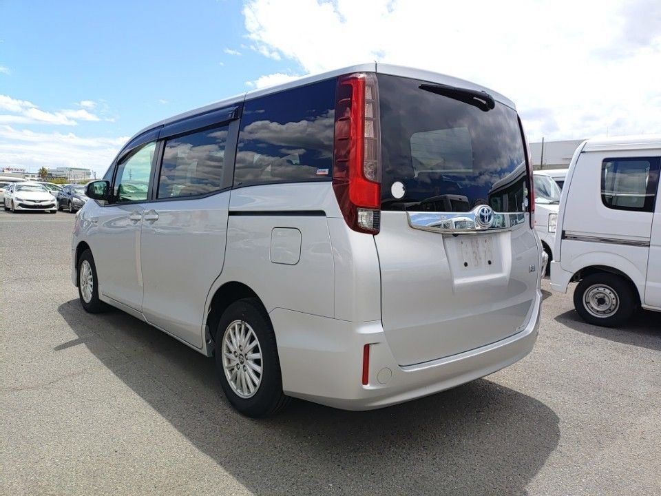 2017 Toyota Noah auction photo 6