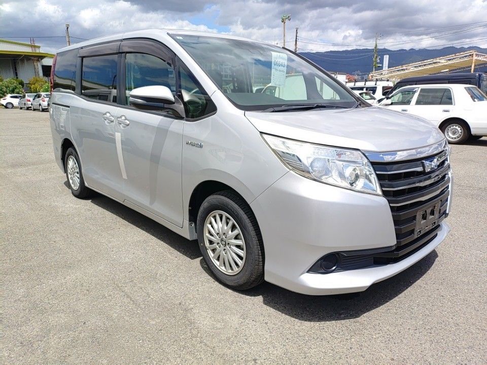 2017 Toyota Noah auction photo 4