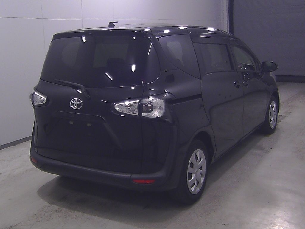 2017 Toyota Sienta X 7人 auction photo 2