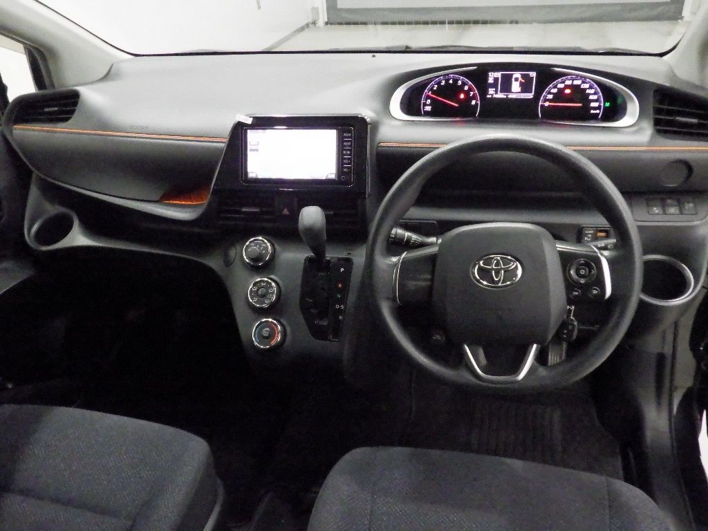 2017 Toyota Sienta X 7 people auction photo 3