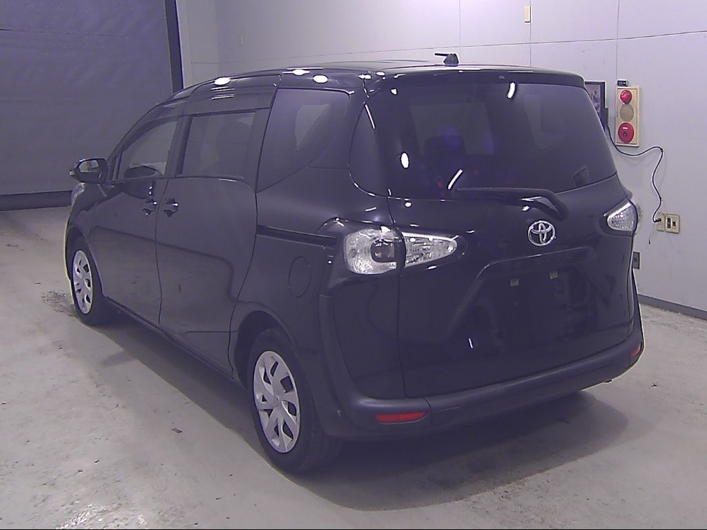 2017 Toyota Sienta X 7人 auction photo 5