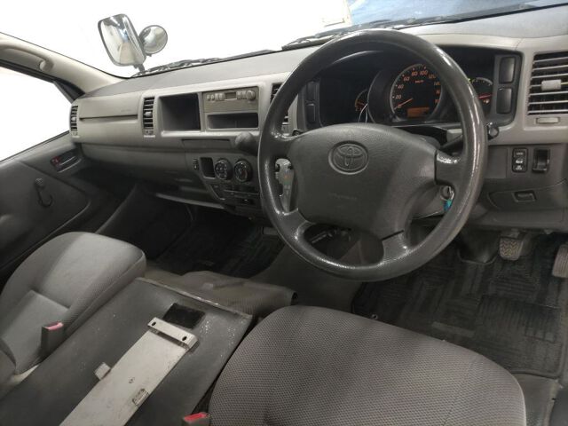 2004 Toyota Hiace DX auction photo 3
