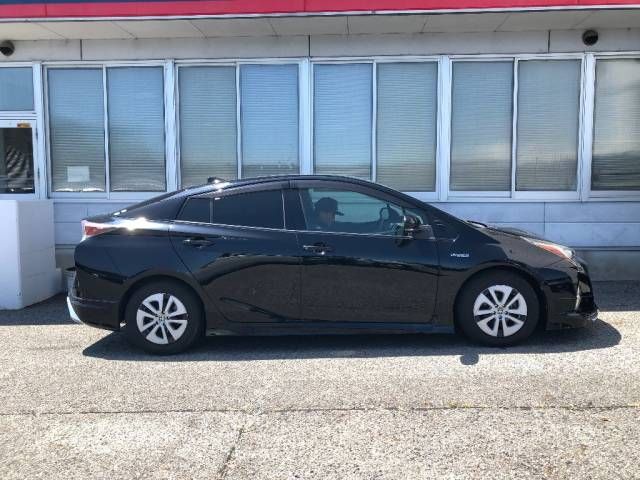 2016 Toyota Prius Sセーフティプラス auction photo 2
