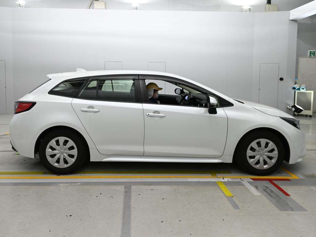 2021 Toyota Corolla Touring ハイブリッド G-X auction photo 3