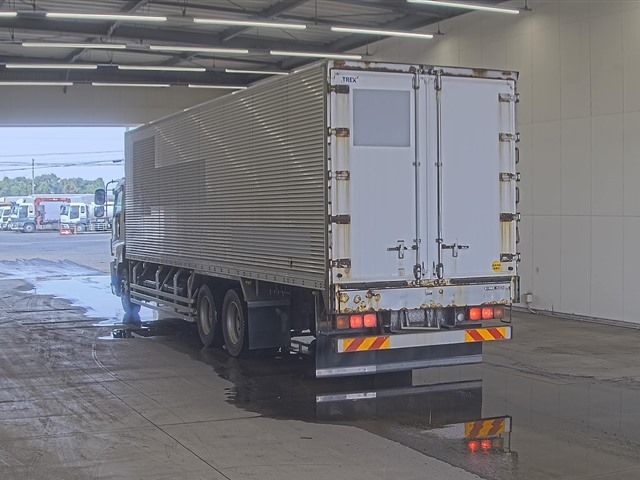 2013 Isuzu Giga Aluminum van auction photo 2