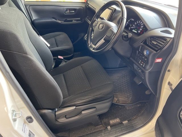 2019 Toyota Noah ハイブリッド G auction photo 4