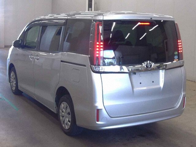 2019 Toyota Noah X 4WD auction photo 2