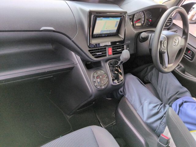 2019 Toyota Noah X 4WD auction photo 3