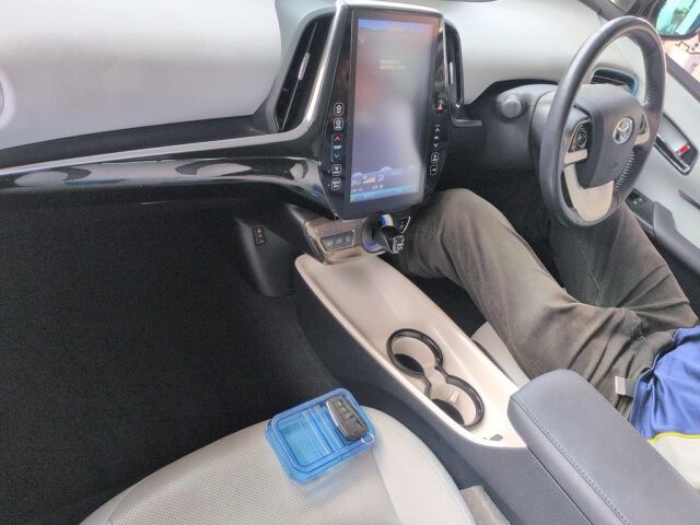 2017 Toyota Prius PHEV Aプレミアム auction photo 3