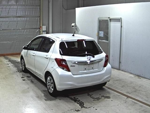 2015 Toyota Vitz U auction photo 2