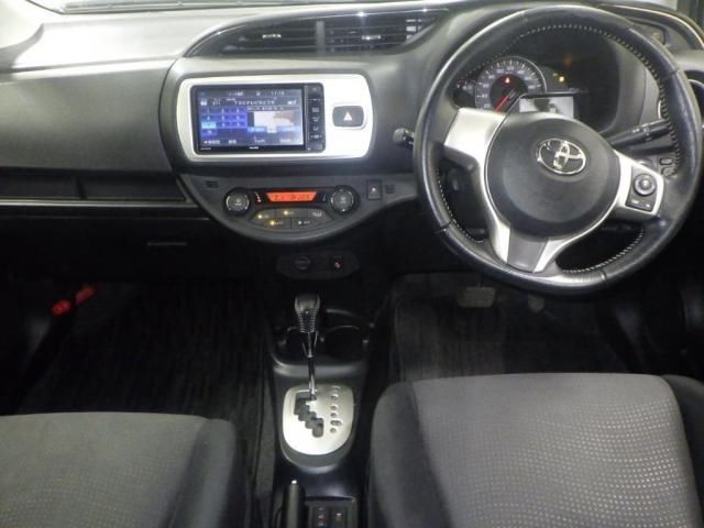 2015 Toyota Vitz U auction photo 3