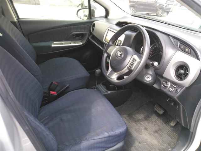 2015 Toyota Vitz F auction photo 3