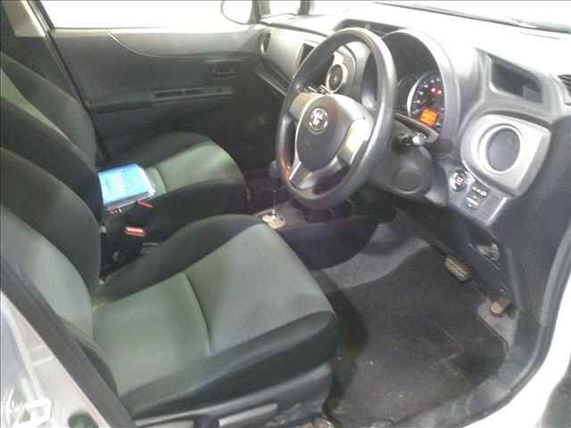 2013 Toyota Vitz F Smile Edition auction photo 4