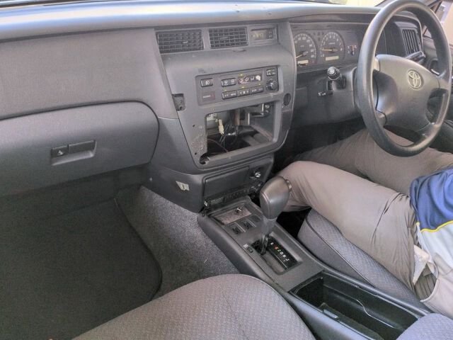 2017 Toyota Crown Super Deluxe auction photo 3