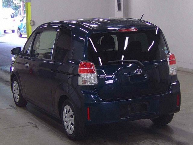 2017 Toyota Spade F auction photo 2