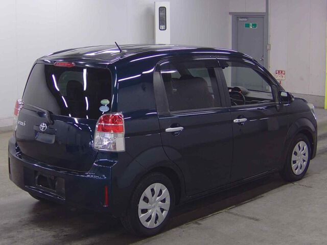 2017 Toyota Spade F auction photo 5