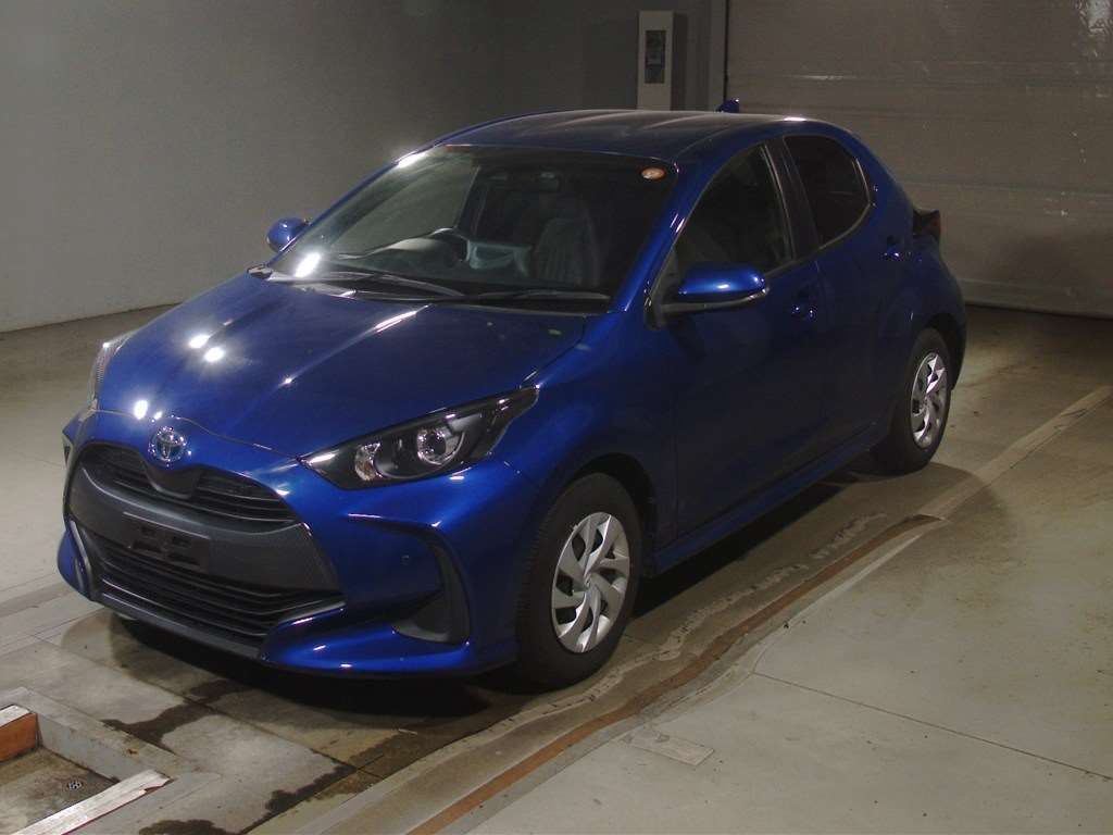 Japan Auction Vehicles 4 2021 Toyota Yaris ハイブリッドX auction photo