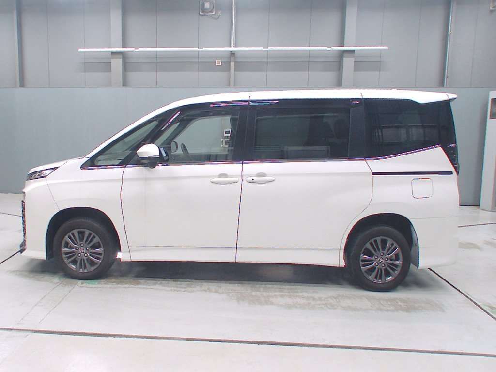 2022 Toyota Voxy S-Z 4WD auction photo 4