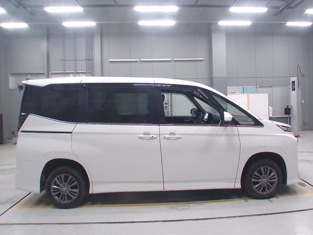 2022 Toyota Voxy S-Z 4WD auction photo 3