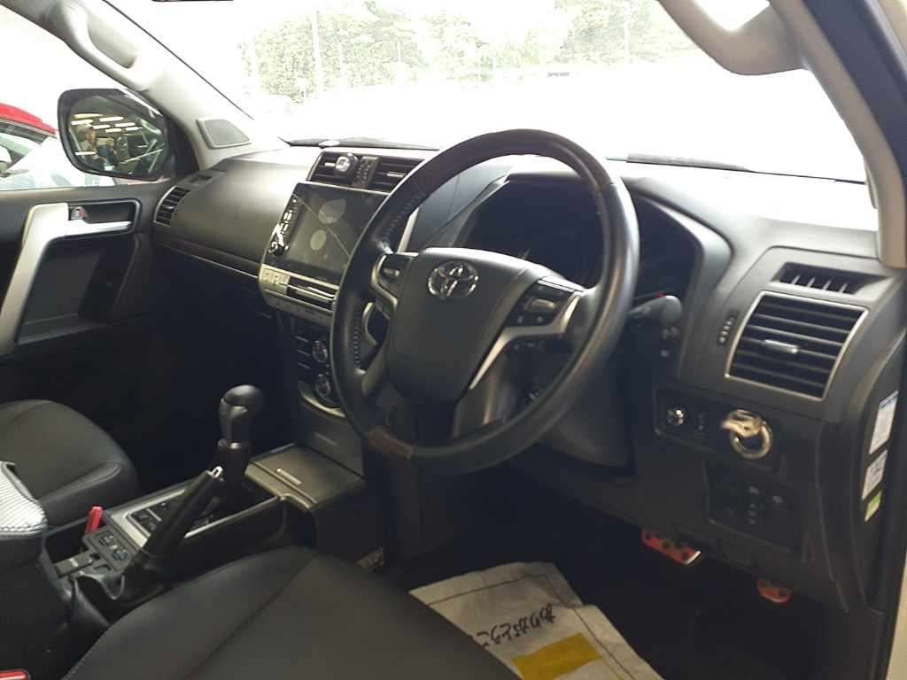 2022 Toyota Land Cruiser Prado TZ-G 4WD auction photo 9
