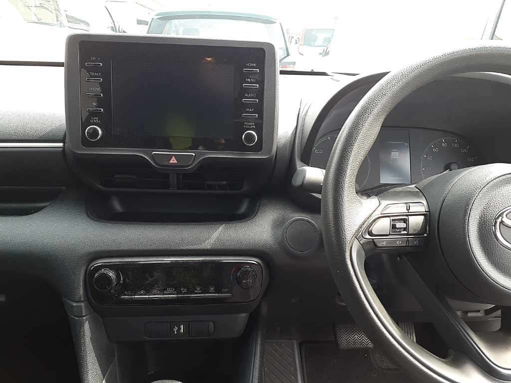 2021 Toyota Yaris ハイブリッドX auction photo 9