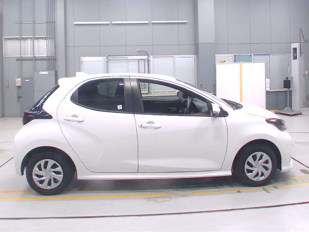2021 Toyota Yaris ハイブリッドX auction photo 3