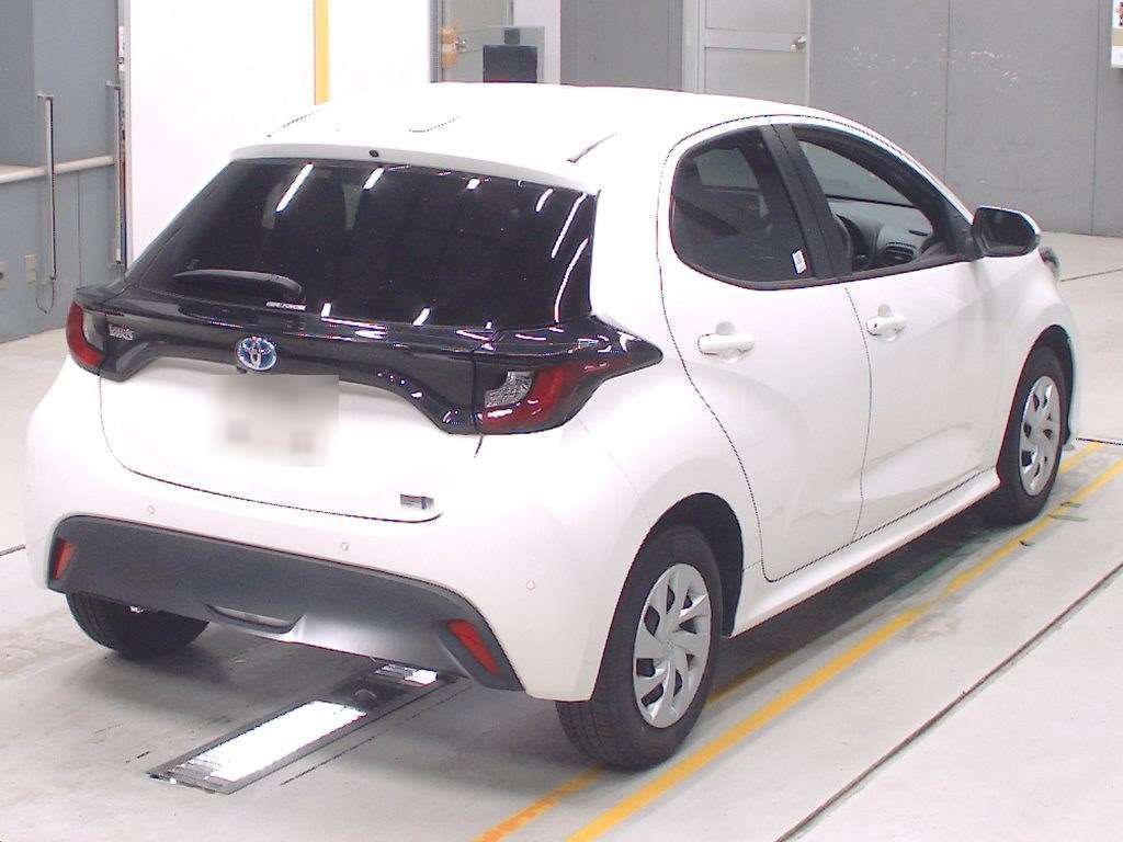 2021 Toyota Yaris ハイブリッドX auction photo 2