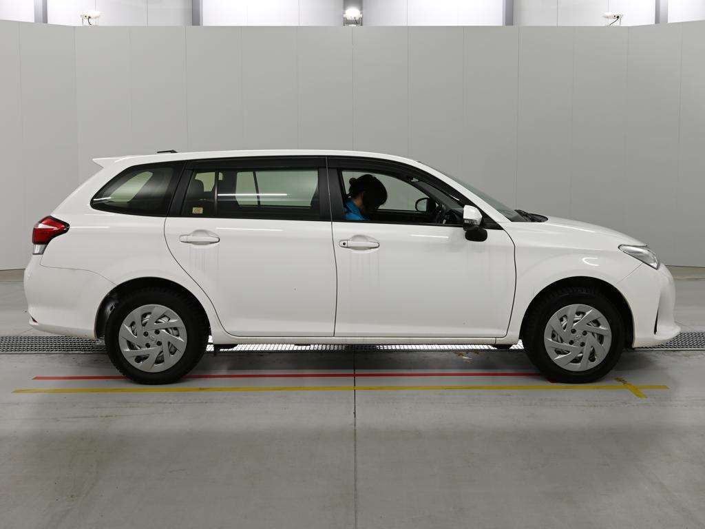 2021 Toyota Corolla Fielder EX 4WD auction photo 3