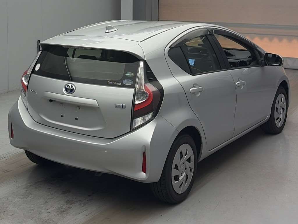 2021 Toyota Aqua L auction photo 2