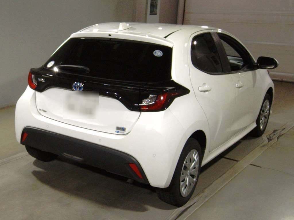 2023 Toyota Yaris ハイブリッドX 4WD auction photo 2
