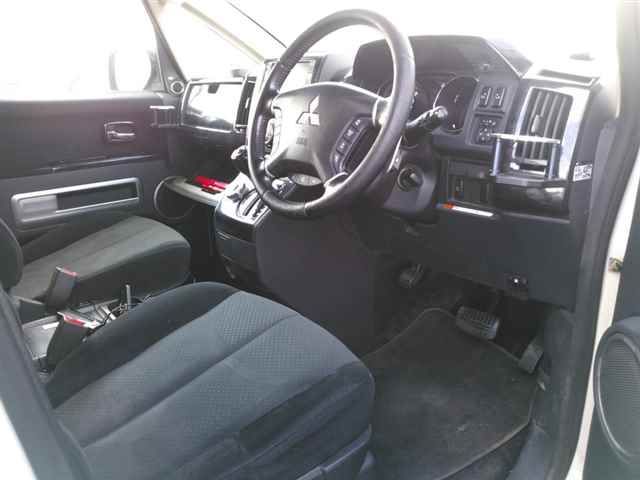 2009 Mitsubishi Delica D:5 4WD Gプレミアム auction photo 3