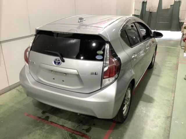 2015 Toyota Aqua S auction photo 2
