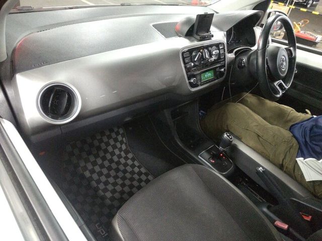 2013 Volkswagen アップ! auction photo 3