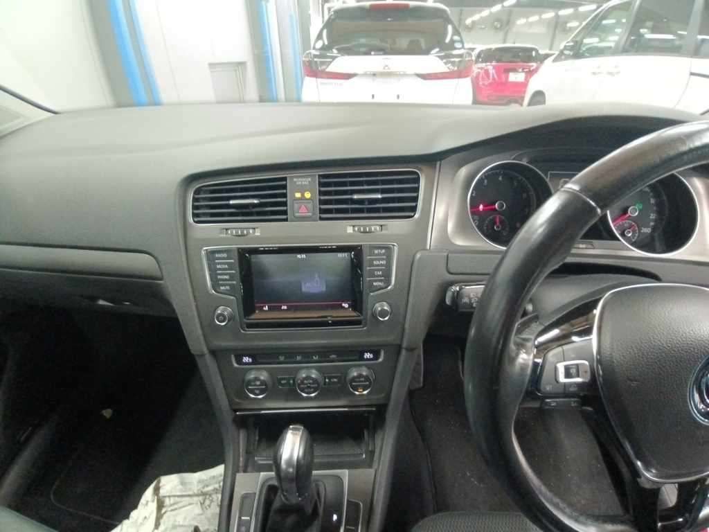2013 Volkswagen VW ゴルフ TSIコンフォートラインブルモーション auction photo 11