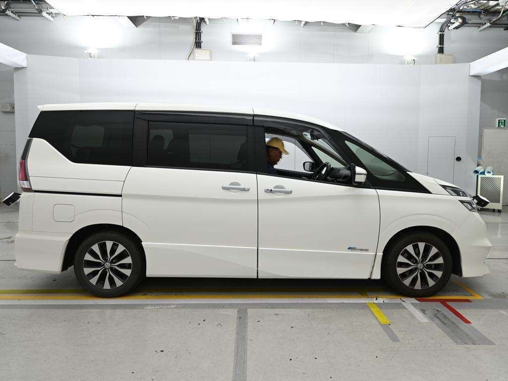 2017 Nissan Serena ハイウェイスター Vセレクション auction photo 3