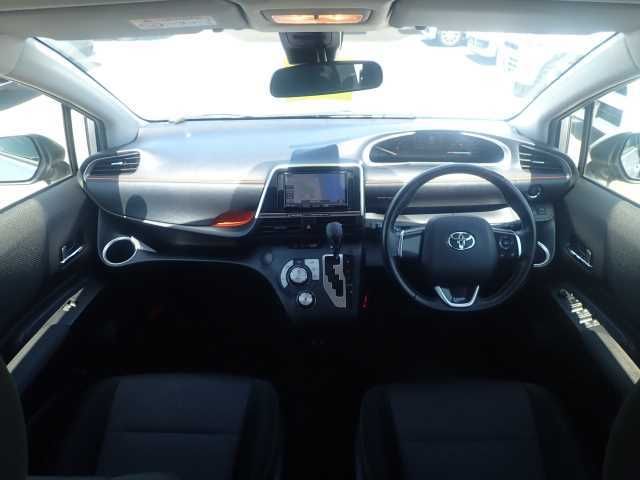 2020 Toyota Sienta 4WD G auction photo 3