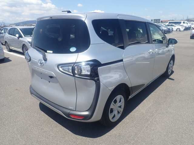 2020 Toyota Sienta 4WD G auction photo 2