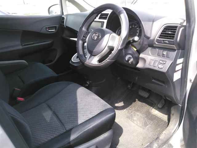 2011 Toyota Ractis レピス auction photo 3